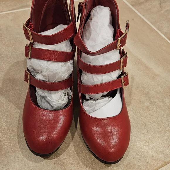 Red boots - Picture 2 of 3